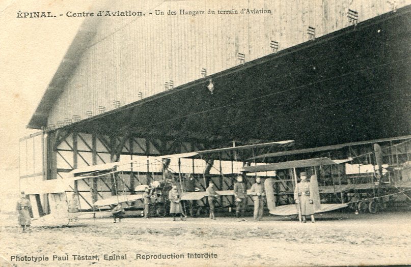 Hangar du terrain d'aviation