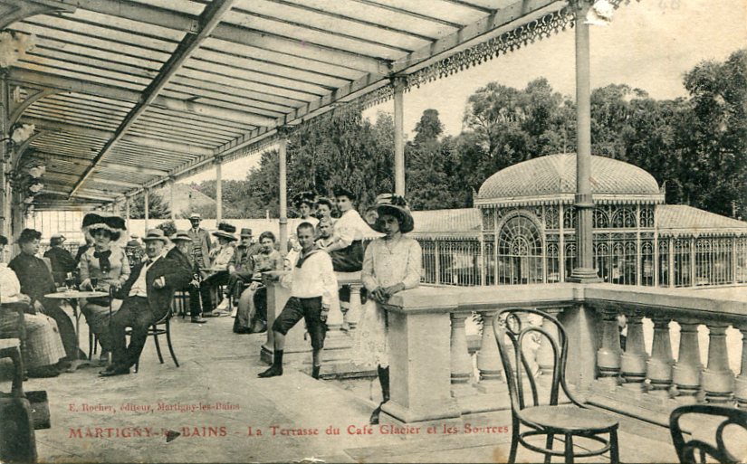 Terrasse du Café Glacier et les Sources