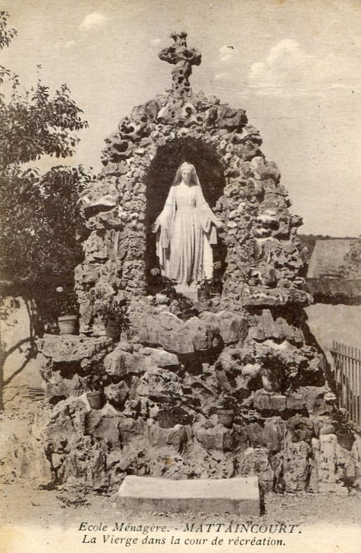 La Vierge dans la cour de récréation