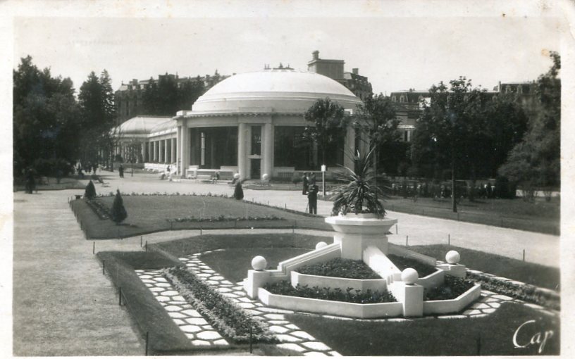 Vue vers le Pavillon de la Grande Source